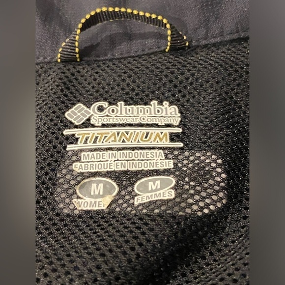 COLUMBIA Titanium Navy Blue Button Down
Activewear Sports Dress Size Medium - Picture 2 of 15